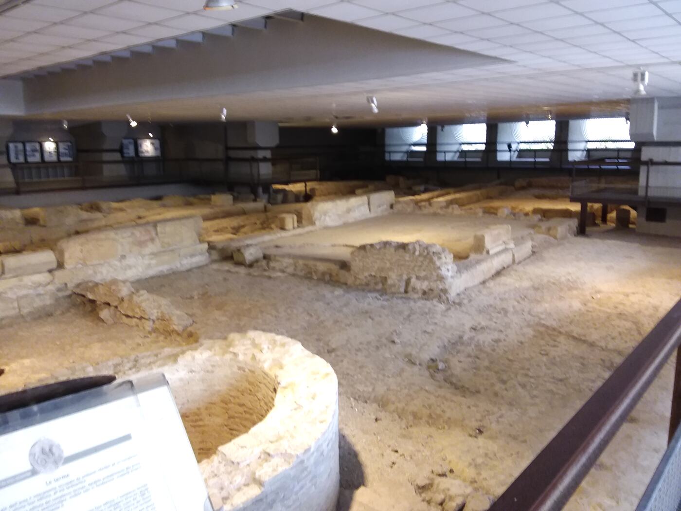 L'area archeologica di San Pietro degli Schiavoni sotto il Nuovo Teatro Comunale: la strada basolata attraversa lo scavo tra i resti degli ambienti abitativi, sotto la struttura pensile del teatro.